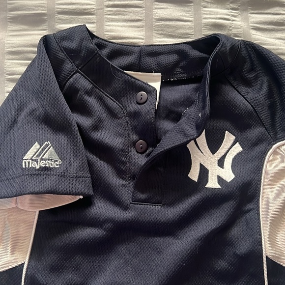 New York Yankees onesie. Size 18 mos. ⚾️ - Picture 8 of 8